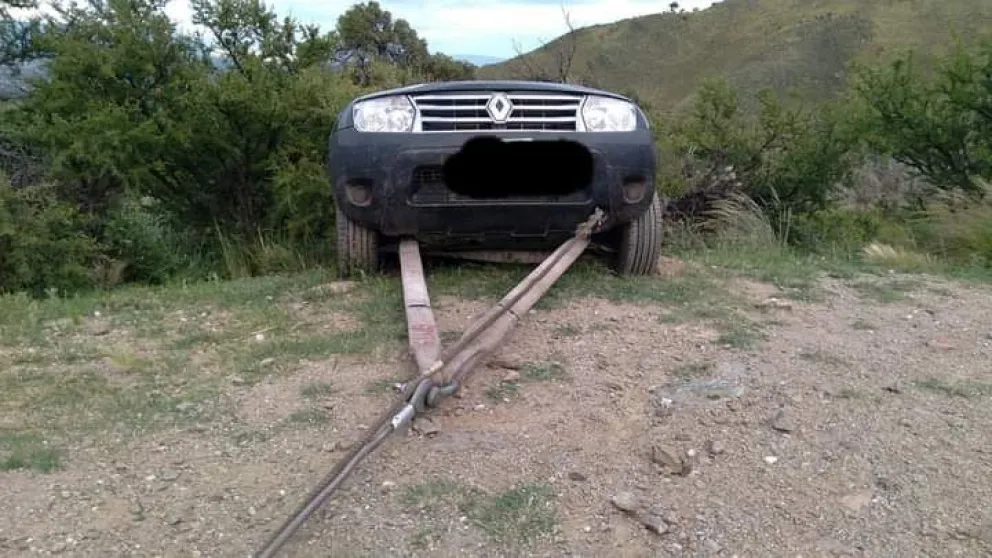 Una camioneta casi desbarranca en el camino al Filo