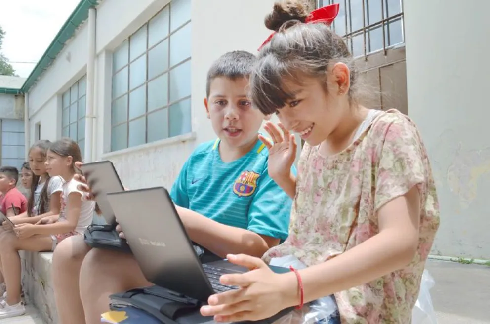“Estamos muy contentos de que estos niños hayan recibido sus computadora”