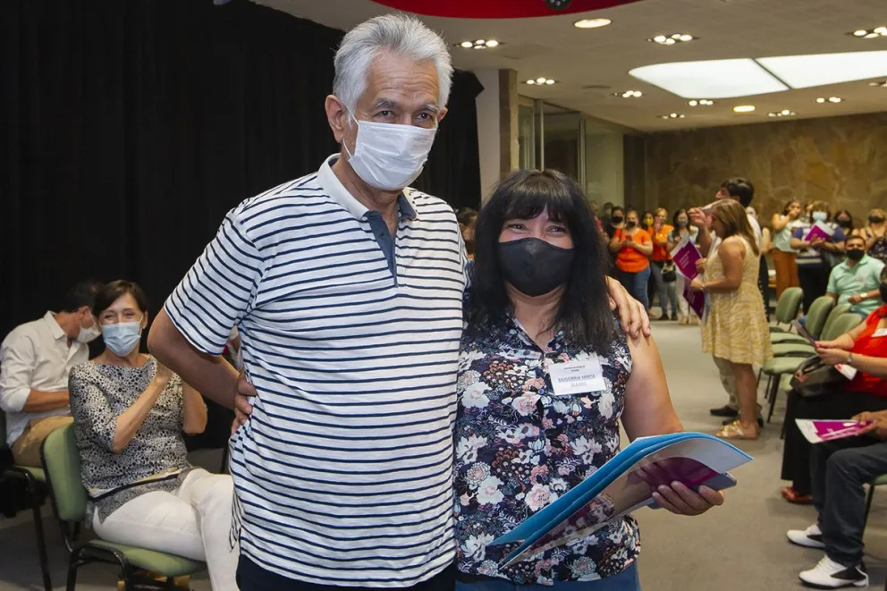 Recibieron sus escrituras y contratos de readjudicación 146 beneficiarios