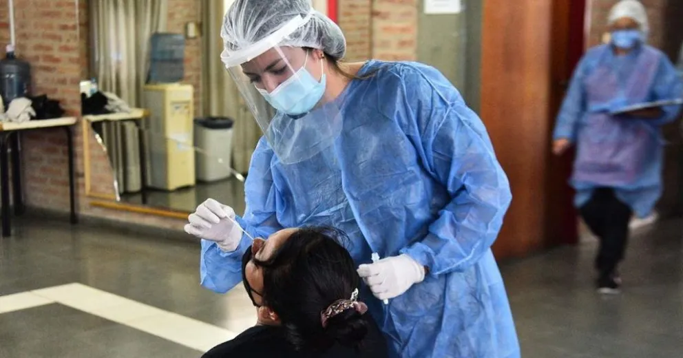 Otro fuerte salto de casos de coronavirus en Argentina: confirman 13.456 nuevos contagios