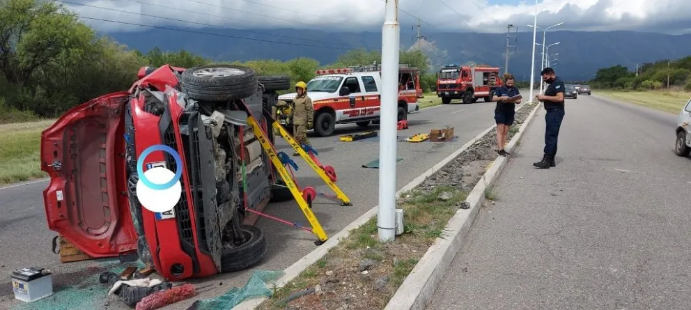 Un vehículo volcó cerca del ingreso al Barrio 272