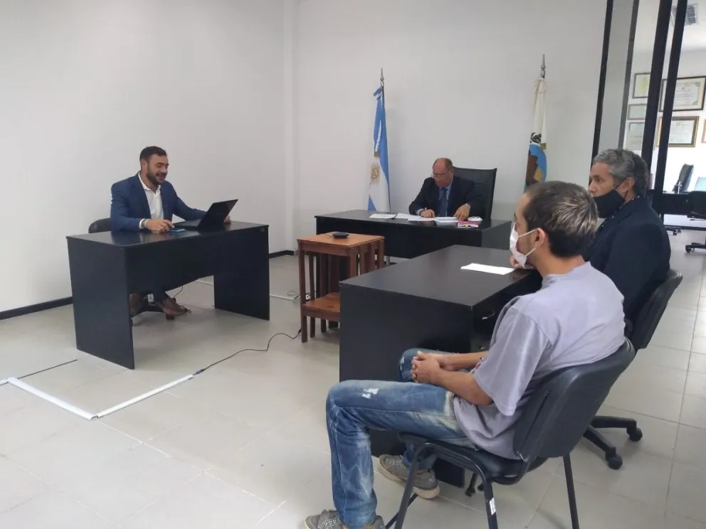 Dos años de prisión en suspenso para un acusado de robo e incendio de una camioneta