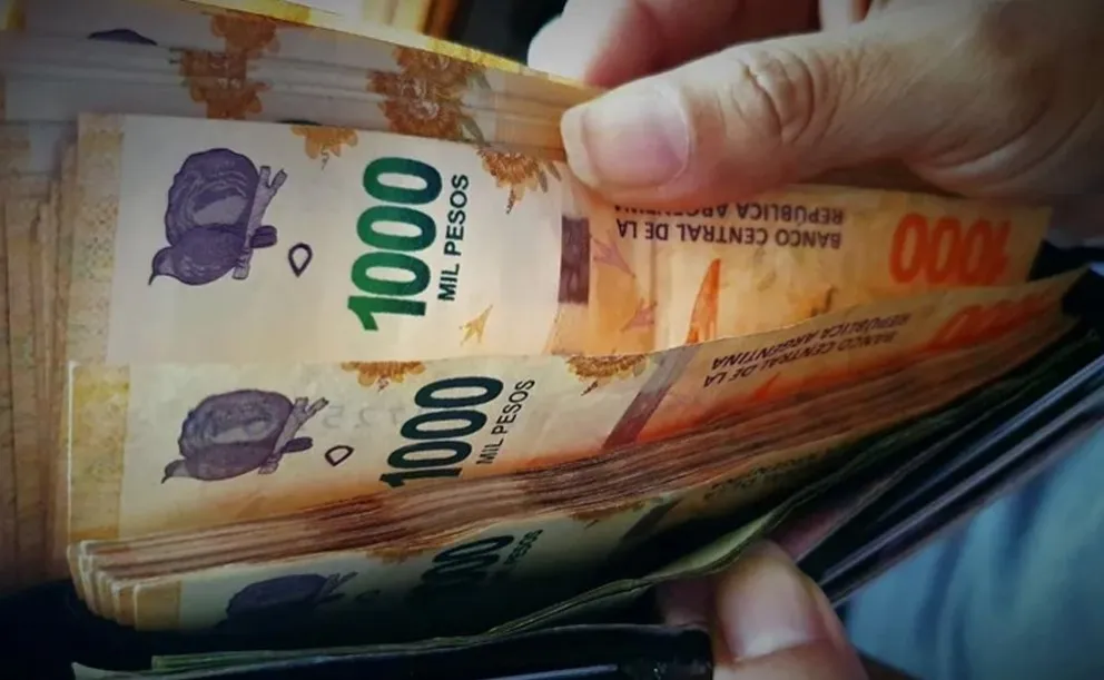 El salario mínimo sube 45% y será de $47.850 para fin de año