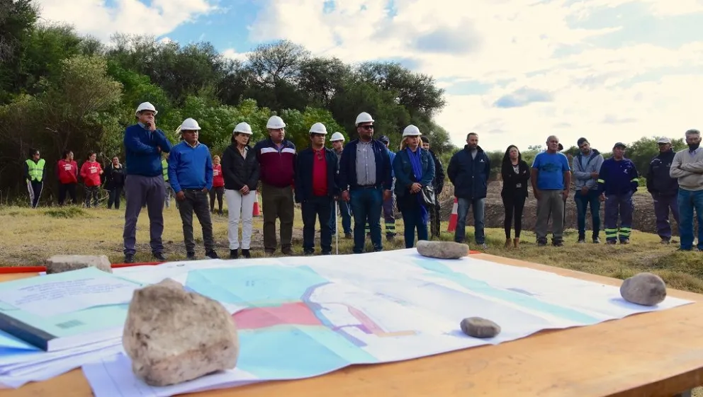 Comenzó la construcción del azud Paso de la Cruz, una obra que mejorará la producción agropecuaria 