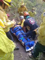 Complejo rescate de una mujer que cayó en la cascada Esmeralda