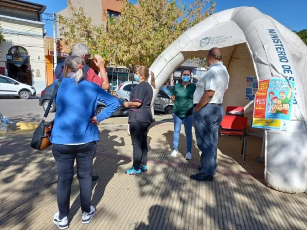 El hospital de Merlo inició el operativo de inoculación en la plaza Sobremonte