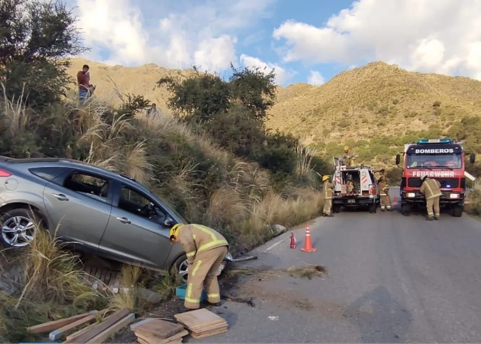 Un auto desbarrancó en el mirador del Tala caído