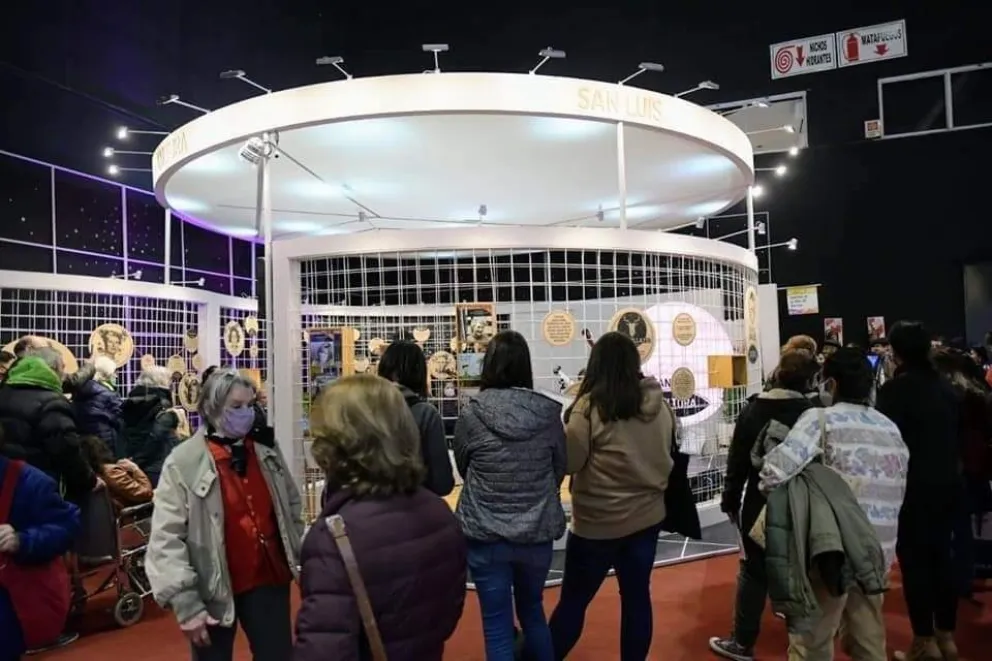 San Luis se destaca con su stand en la Feria del Libro