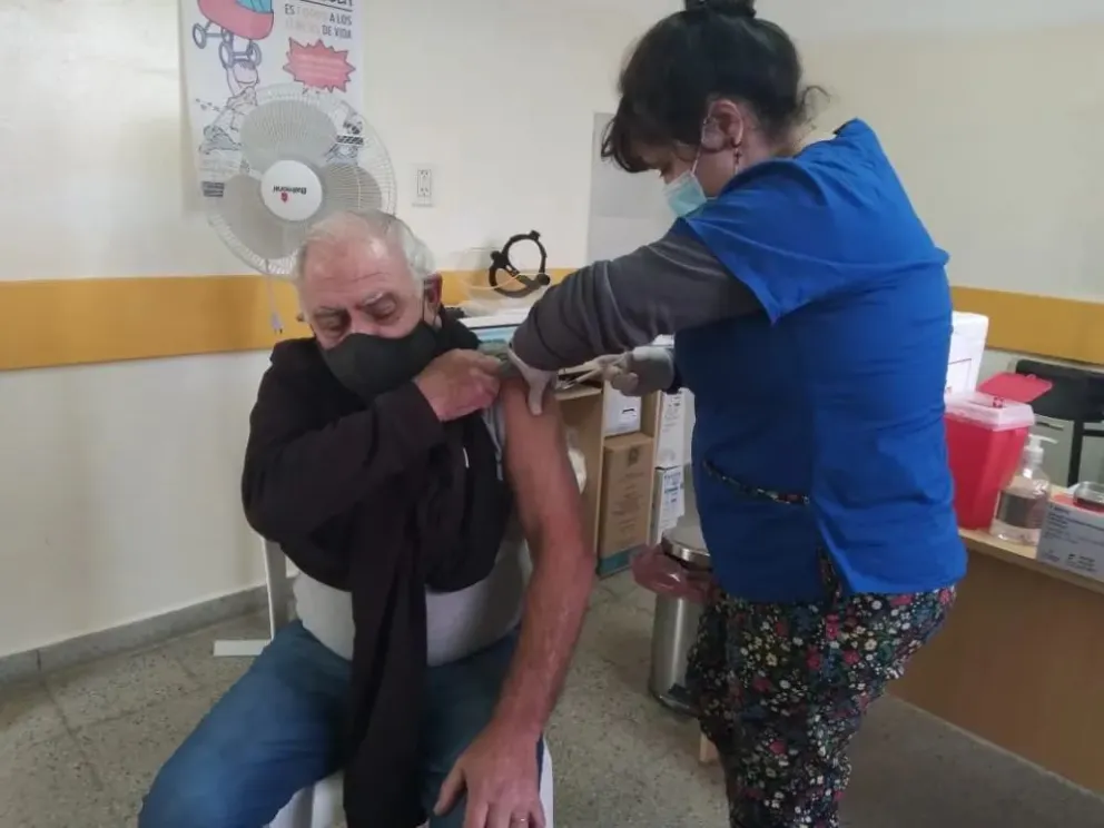 Se triplicaron los casos de Covid en la provincia y recomiendan reforzar las vacunas