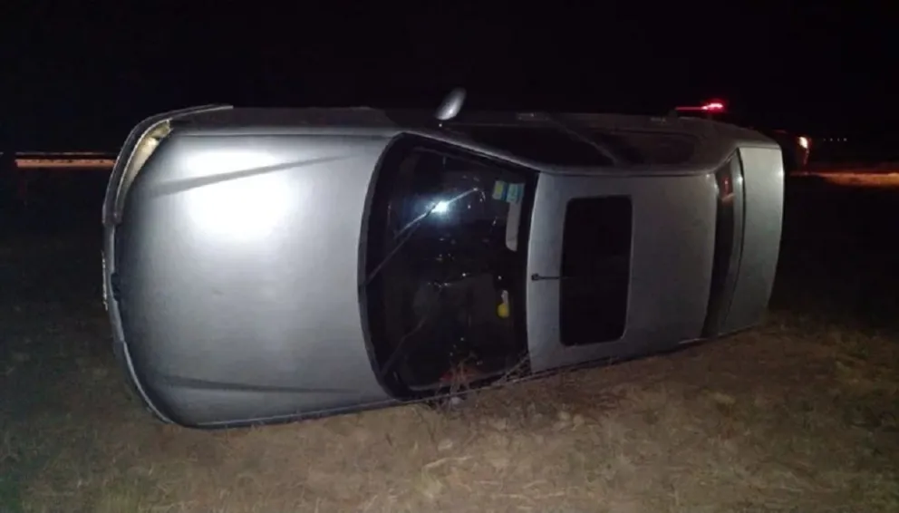 Un auto reventó un neumático y volcó: viajaban 7 pasajeros