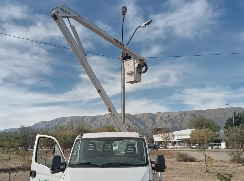 El Municipio continúa las tareas de modernización de luminarias en el Barrio 156 viviendas